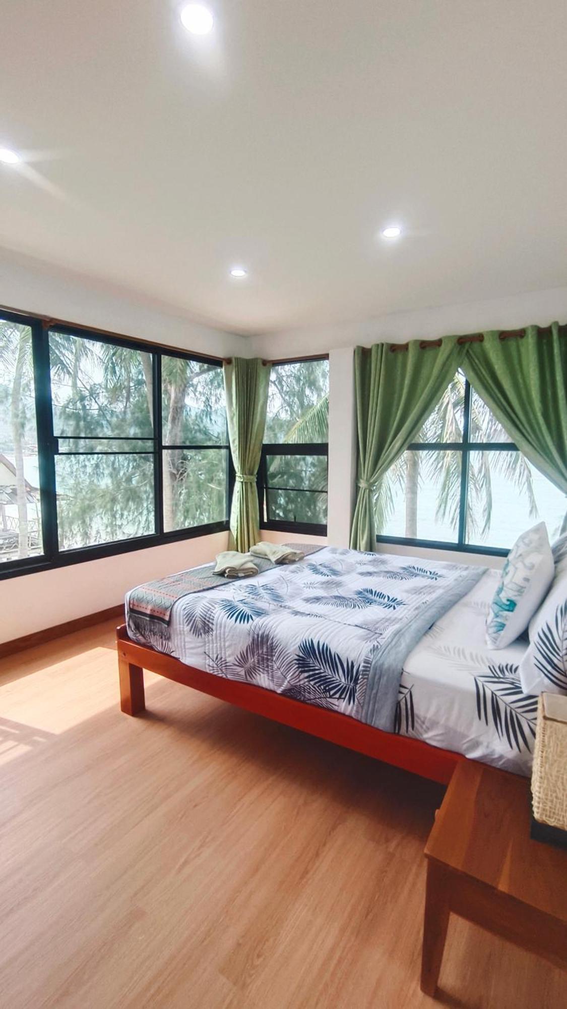 2-Bedroom Beach Front Chaloklum Bagian luar foto